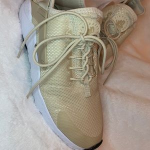 NIKE AIR HUARACHE CASUAL SHOES